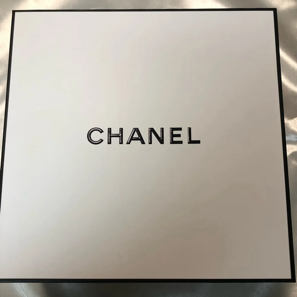 Chanel Box and Tissue Paper - Authentic - Picture 3 of 8